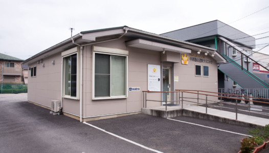 【外観】近くには、大手ディスカウントストアや商店街があります。