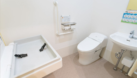 【トイレ】おむつ台付きです。