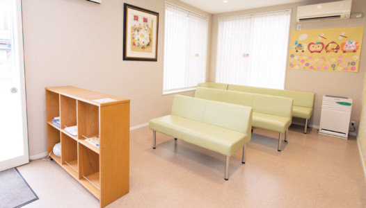 【待合室】大きい窓で、とても明るいです。